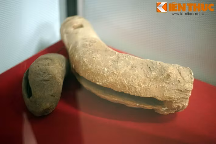 Mõ tre của nhân dân thôn Kiểu Trung, Thọ Lộc, Phúc Thọ, Sơn Tây (Hà Nội) dùng báo động khi quân Tưởng Giới Thạch đến cướp phá, 1946. Sau ngày độc lập, chủ quyền đất nước vẫn phải đối diện với nhiều thách thức lớn. Trong bối cảnh mới, một cuộc đấu tranh trường kỳ bắt đầu...