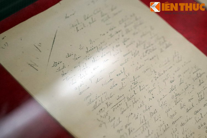 Một trong số các lá thư nhân dân khắp cả nước gửi Chủ tịch Hồ Chí Minh sau khi đất nước giành độc lập. Sau ngày 2/9/1945, một tâm thế phấn chấn bao trùm khắp mọi miền đất nước. Hàng triệu người đặt niềm tin vào tương lai tươi sáng khi được làm chủ vận mệnh của mình. Ảnh: Hiện vật của Bảo tàng Lịch sử Quốc gia.