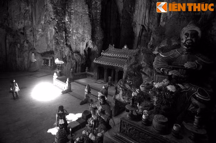 Và ông lão ngồi lên lưng rùa để đến với cuộc sống mới mà ông xứng đáng được nhận. Nơi ông từng sống trở thành vùng đất thiêng, được gọi là Ngũ Hành Sơn. Theo thời gian, người dân đến quần tụ dưới chân núi, lập đền chùa trên núi, và Ngũ Hành Sơn trở thành danh thắng xa gần biết đến...