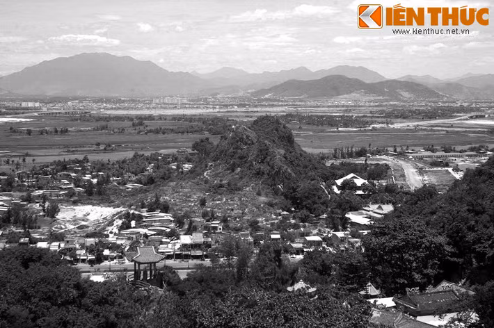 Thấy địa thế thuận lợi, cụ dựng một túp lều cỏ và sống bằng nghề chài lưới. Một ngày nọ, khi sửa soạn ra khơi, cụ bỗng thấy trời bổng nổi sấm, mặt biển rung động dữ dội. Rồi một con rồng khổng lồ từ biển tiến vào. Cụ hoảng hốt tìm nơi lẩn trốn.