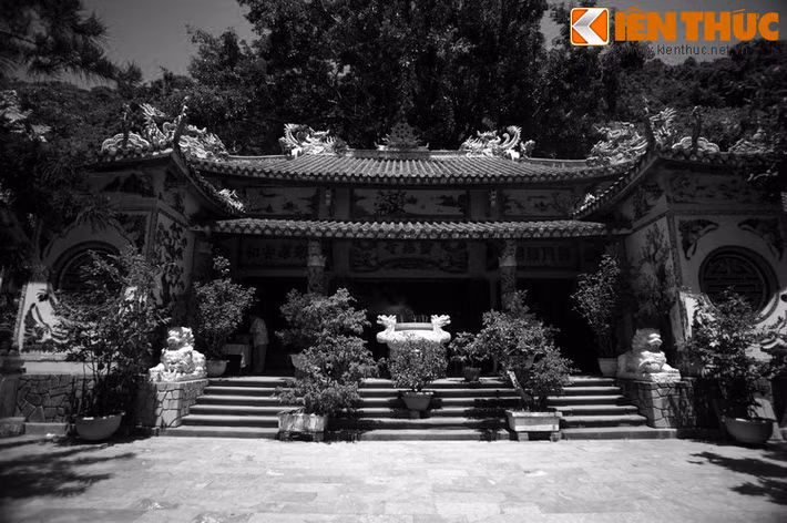 Khi cô gái và đoàn tùy tùng vừa rời khỏi, mặt biển bỗng dậy sóng và thần Kim Quy hiện lên, giọng vang vang: “Ngươi đã làm tròn bổn phận của mình, Long Vương rất cảm kích. Nay ngươi hãy cùng ta xuống long cung để tận hưởng cuộc sống bất tử”.