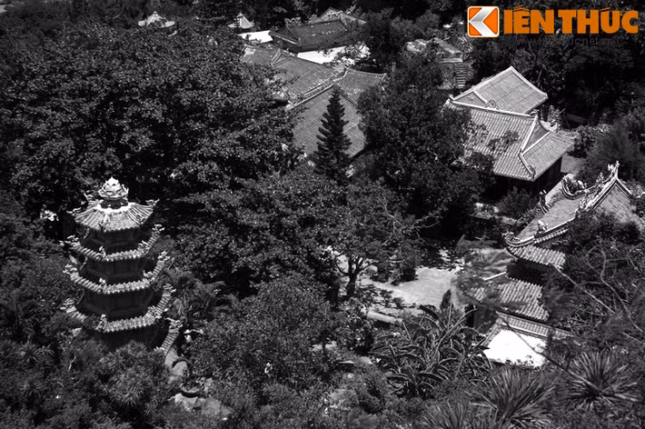 Biết là thần linh hiển thị giao cho mình việc trọng đại, cụ già than thở rằng mình tuổi già, sức yếu không đủ sức đảm đương. Thần Kim Quy liền trao cho cụ già một chiếc móng và nói rằng hễ có chuyện chẳng lành thì cứ cầm móng và cầu nguyện, thần sẽ có cách giúp. Cụ già đành nhận lời.