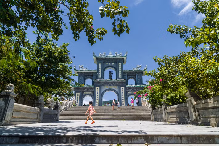 Trước cổng tam quan chùa Linh Ứng – Bãi Bụt. Ảnh: Maximilian Färber/ 500px.com.