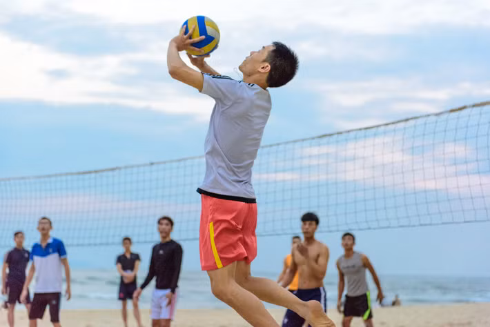 Tuổi trẻ trên bãi biển Mỹ Khê. Ảnh: Mijiahai/ 500px.com.