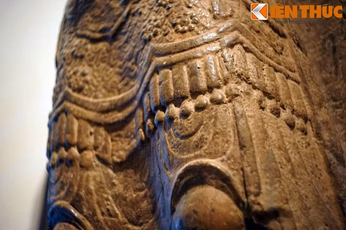 Vì là Hộ pháp, tượng Kim Cương được tạo hình với trang phục như võ tướng, thân mặc giáp, tay cầm khí giới như sẵn sàng xung chiến. Thông thường, trong tám vị sẽ có ba vị tô mặt trắng nét mặt nhân hậu, năm vị tô mặt đỏ dữ tợn, thể hiện hai chức năng "khuyến thiện" và "trừng ác"...