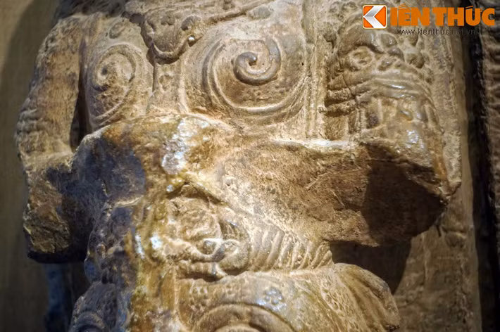 Thân tượng vận giáp trụ, bó sát người xuống tận dưới đầu gối, ngực áo có hai xoáy lớn.