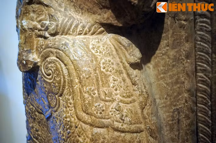 Thân áo điểm những bông hoa cúc chạm nổi nhiều cánh.