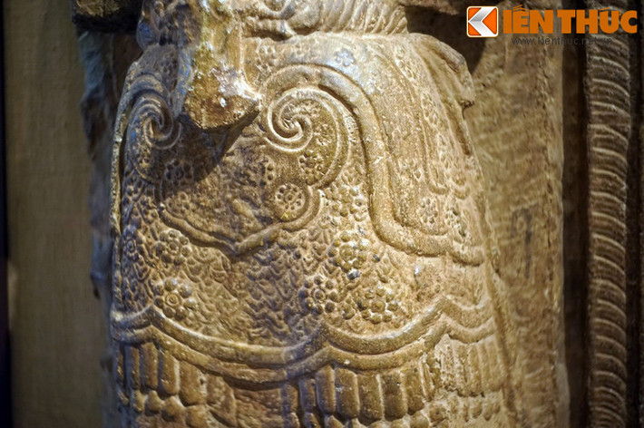 Vai có hình mặt hổ phù, phía trước bụng có dải như hình chiếc khánh.