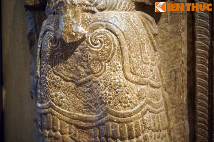 Vai có hình mặt hổ phù, phía trước bụng có dải như hình chiếc khánh.