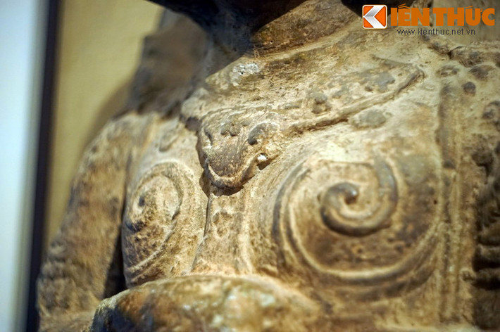 Tuy trong kinh điển chỉ nhắc đến một vị Bồ-tát, nhưng qua sự dung hợp với Lão giáo thì trở thành tám vị, gọi là Bát bộ Kim Cương. Tám vị thần này thường được bài trí trong các ngôi chùa Việt như các Hộ pháp, có vai trò bảo vệ Phật pháp, tín đồ và cơ sở thờ phụng Phật.