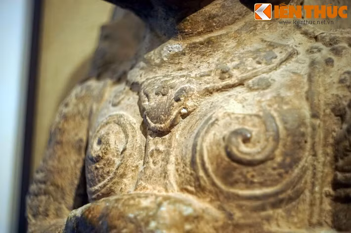 Tuy trong kinh điển chỉ nhắc đến một vị Bồ-tát, nhưng qua sự dung hợp với Lão giáo thì trở thành tám vị, gọi là Bát bộ Kim Cương. Tám vị thần này thường được bài trí trong các ngôi chùa Việt như các Hộ pháp, có vai trò bảo vệ Phật pháp, tín đồ và cơ sở thờ phụng Phật.