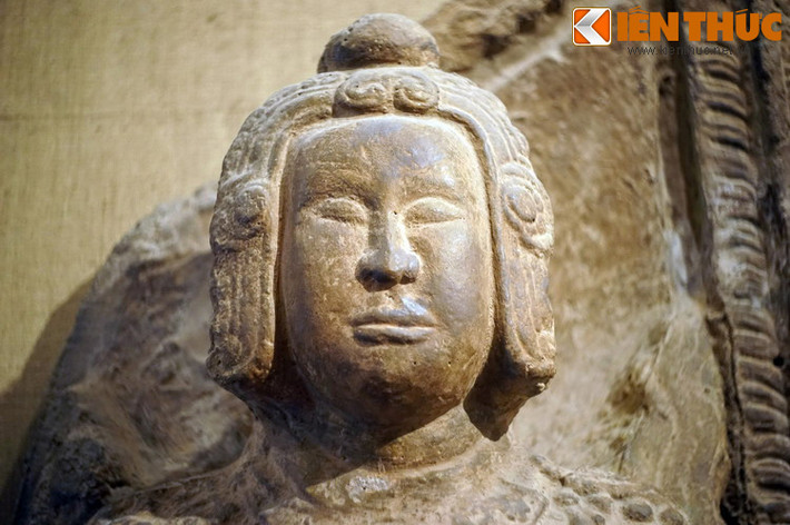 Dù vậy, tượng Kim Cương chùa Đọi vẫn lưu lại những giá trị nghệ thuật vô giá của Phật giáo thời Lý. Tượng được tạc bằng sa thạch nguyên khối, với dáng võ quan khỏe mạnh, đầu đội mũ có chỏm tròn trên đỉnh, bó sát đầu, ôm lấy hai bên mang tai cho đến tận cằm.