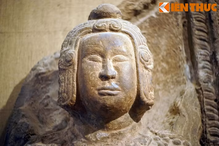 Dù vậy, tượng Kim Cương chùa Đọi vẫn lưu lại những giá trị nghệ thuật vô giá của Phật giáo thời Lý. Tượng được tạc bằng sa thạch nguyên khối, với dáng võ quan khỏe mạnh, đầu đội mũ có chỏm tròn trên đỉnh, bó sát đầu, ôm lấy hai bên mang tai cho đến tận cằm.