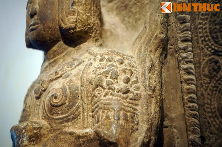 Hình tượng Kim Cương thủ Bồ tát được cho là có nguyên gốc từ nhân vật anh hùng Heracles của Hy Lạp, truyền bá vào Ấn Độ theo chân đoàn quân viễn chinh của Alexander Đại Đế và qua thời gian trở thành vị Bồ-tát cầm chùy, hộ vệ cho Phật giáo.