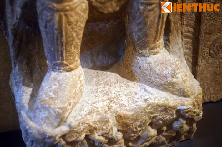 Chân đi hài cao cổ.