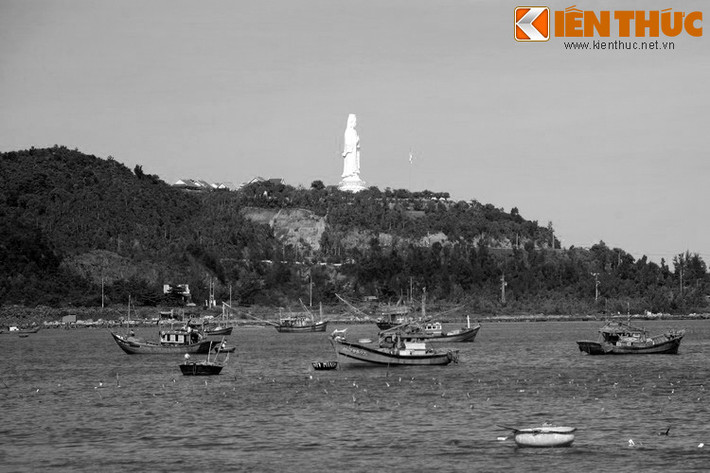 Bỗng một ông Bụt hiện ra và giải thích cho nàng biết sống chết là chuyện khó tránh khỏi ở đời, và khuyên nàng hãy làm gì đó để cầu an cho những linh hồn nơi biển cả, trong đó có chồng nàng, và hơn nữa là mang lại sự no ấm và bình yên cho muôn người. Nói xong ông lão biến mất.