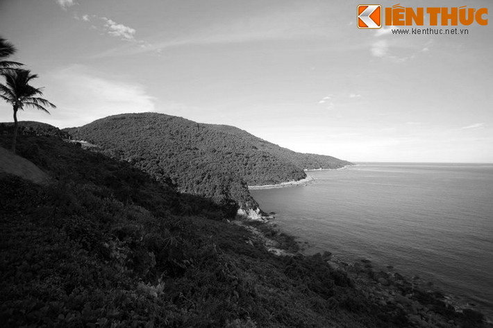  3. Truyền thuyết Tiên Sa. Ngày ấy mũi đất phía Tây Sơn Trà là bãi cát trải dài trắng mịn ôm lấy vùng biển trong xanh. Các nàng tiên thường đến đây hòa mình vào làn nước mát. Một chàng trai địa phương đem lòng yêu nàng tiên đẹp nhất. Một hôm, chàng quyết định cất giấu xiêm y của nàng.