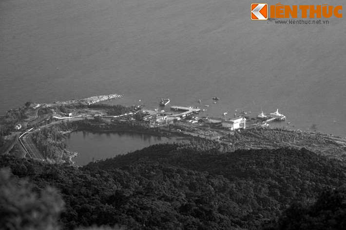 Sau khi tắm xong các nàng vội vã mặc lại xiêm y để trở về thiên cung. Riêng nàng tiên bị giấu đồ vẫn ở lại vì không thể tìm thấy y phục. Lúc đó, chàng trai lấy hết can đảm bước đến nói lời cầu hôn. Vì không tìm được cách nào để về trời, nàng tiên bèn đồng ý.