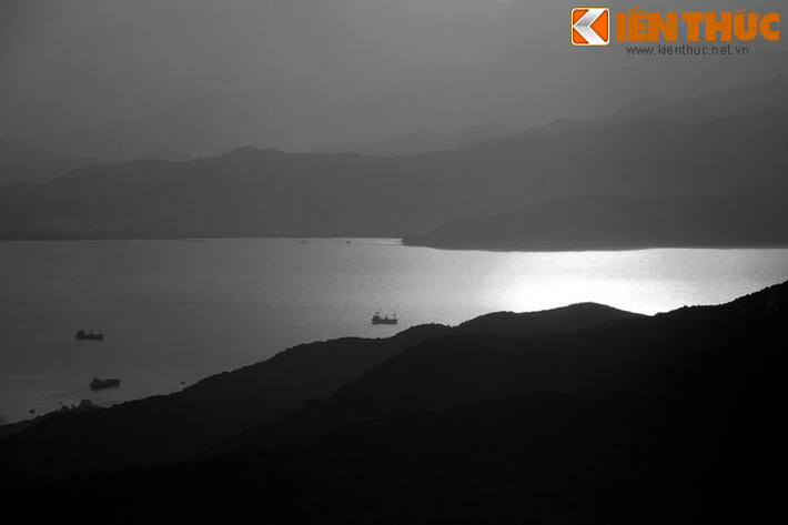 Ngọc Hoàng cảm động trước tình yêu của hai người đã làm cho vùng biển này trở nên hiền hoà quanh năm. Người dân luôn được mùa cá vì trời yên biển lặng nên biết ơn sâu sắc vợ chồng tiên nữ và đặt tên bãi này là bãi Tiên Sa.