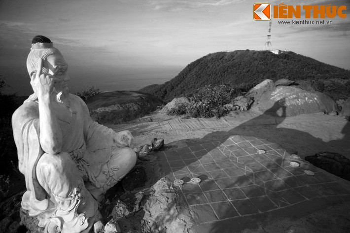 Có một đỉnh núi - ngày nay gọi là đỉnh Bàn Cờ - là nơi các ông tiên râu tóc bạc phơ thường ngồi chơi cờ với nhau. Ngày nọ, có tiên ông thua một ván cờ đã vô cùng tức giận. Ông dậm thật mạnh chân lên nền đá và bay thẳng về trời.