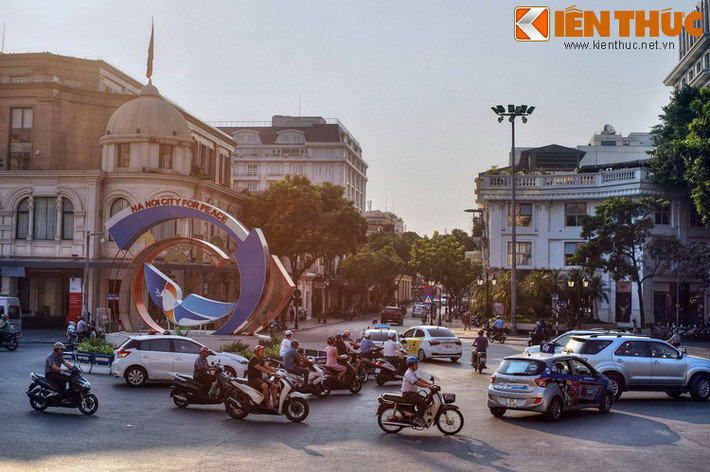 Ngược dòng lịch sử, cả đêm 18/8/1945, ở Hà Nội hầu như không có ai ngủ. Các tầng lớp quần chúng nhân dân khẩn trương chuẩn bị cờ, băng rôn, biểu ngữ cho cuộc biểu tình lớn do Việt Minh tổ chức, dự kiến diễn ra ngày hôm sau.