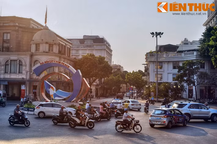 Ngược dòng lịch sử, cả đêm 18/8/1945, ở Hà Nội hầu như không có ai ngủ. Các tầng lớp quần chúng nhân dân khẩn trương chuẩn bị cờ, băng rôn, biểu ngữ cho cuộc biểu tình lớn do Việt Minh tổ chức, dự kiến diễn ra ngày hôm sau.