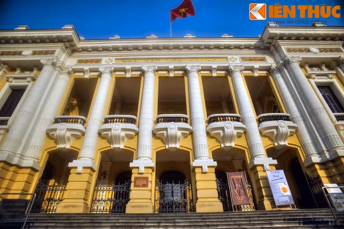 Lịch sử của quảng trường này gắn liền với Nhà hát lớn, công trình được người Pháp khởi công xây dựng năm 1901 và hoàn thành năm 1911, theo mẫu Nhà hát Opéra Garnier ở Paris nhưng quy mô nhỏ hợn. Nhà hát nhìn ra một quảng trường khá rộng, được gọi là Quảng trường Nhà hát lớn.