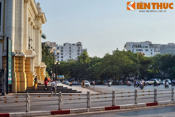 Sau hơn một thế kỷ, Quảng trường Nhà hát lớn - Quảng trường Cách mạng Tháng Tám vẫn là địa danh giữ một giá trị lớn về lịch sử, văn hóa và kiến trúc, là điểm đến thu hút đông đảo du khách trong và ngoài nước của Hà Nội..