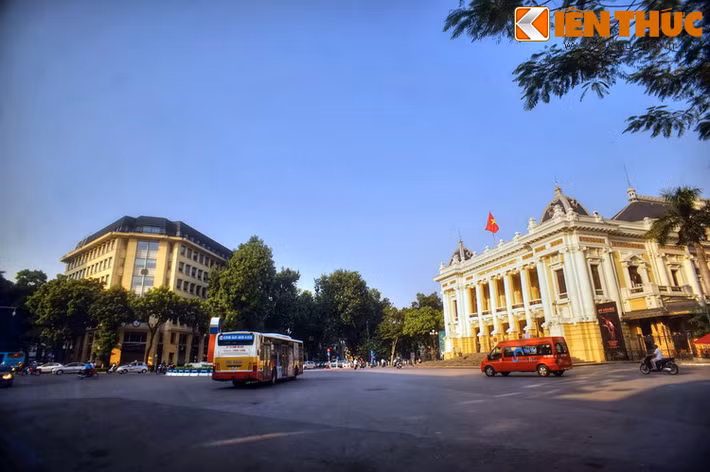 Sau sự kiện trọng đại ấy, Quảng trường Nhà hát lớn vẫn giữ nguyên tên gọi cũ của mình trong nửa thế kỷ, cho đến khi chính thức mang tên là Quảng trường Cách mạng Tháng Tám vào thập niên 1990.