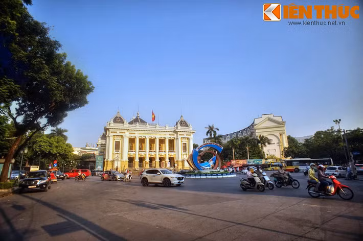 Là một trong những không gian đô thị hấp dẫn nhất Hà Nội, xung quanh quảng trường có nhiều vườn hoa và các công trình kiến trúc đẹp như Nhà hát lớn, Bảo tàng Lịch sử Quốc gia, Khách sạn Hillton...