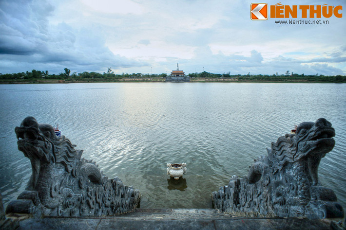 Vì vị trí chiến lược ấy, bến sông Thạch Hãn bên thành cổ Quảng Trị đã trở thành một "tọa độ máu" trong “mùa hè đỏ lửa” năm 1972, được cả thế giới biết đến như một trong những địa điểm chết chóc nhất lịch sử chiến tranh thời hiện đại.