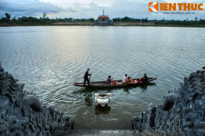 Trong gần ba tháng diễn ra trận thành cổ Quảng Trị, dòng Thạch hãn đã chứng kiến vô vàn hy sinh mất mát của các chiến sĩ khi bám cầu, bám sông, mở đường đưa bộ đội, cán bộ, vũ khí tiến vào thành dưới làn mưa bom bão đạn từ kẻ thù.