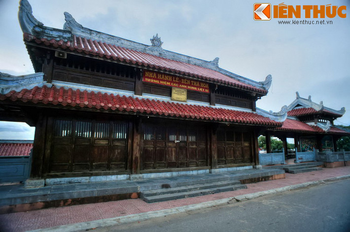 Để ghi nhớ sự hy sinh ấy, dòng sông Thạch Hãn còn được gọi là dòng sông Hoa Đỏ, cái tên tượng trưng cho xương máu của những người ngã xuống ở lứa tuổi đẹp nhất trong cuộc đời con người...