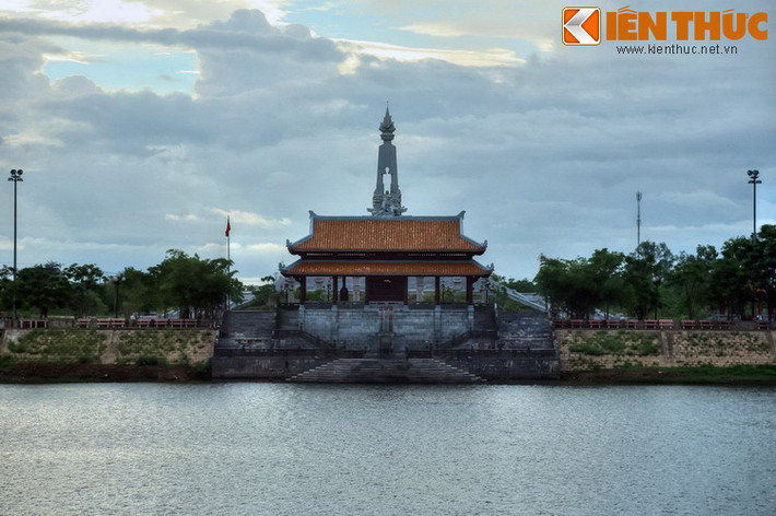 Dài 155 km, bắt nguồn từ dãy núi Trường Sơn, chảy qua thị xã Quảng Trị và đổ ra Biển Đông qua Cửa Việt, sông Thạch Hãn gắn liền với những với những trận chiến vô cùng ác liệt, gợi nhớ đau thương mất mát trong cuộc kháng chiến chống Mỹ cứu nước của dân tộc Việt Nam.