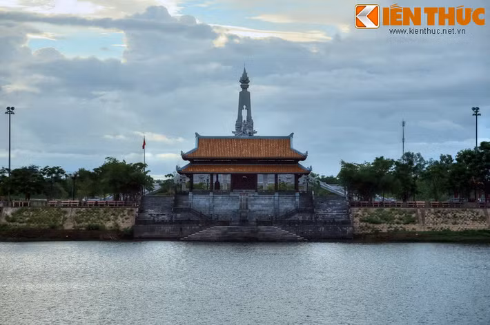 Dài 155 km, bắt nguồn từ dãy núi Trường Sơn, chảy qua thị xã Quảng Trị và đổ ra Biển Đông qua Cửa Việt, sông Thạch Hãn gắn liền với những với những trận chiến vô cùng ác liệt, gợi nhớ đau thương mất mát trong cuộc kháng chiến chống Mỹ cứu nước của dân tộc Việt Nam.
