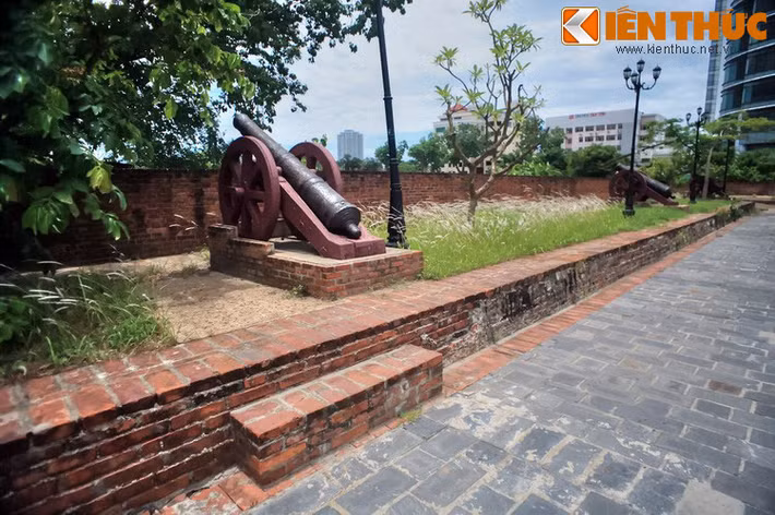 Theo Đại Nam thực lục, tháng 1/1859, ta đã “đắp lũy kéo dài từ bờ biển đến các xã Phúc Ninh, Thạc Giản, bên ngoài lũy đào hố, cắm chông, che cỏ, cát lên trên, chia quân đặt phục binh, sát đến thành Điện Hải. Quân của Tây dương chia ba toán đến đánh, phục binh trỗi lên đánh, quân Tây dương sa xuống hố, quan binh giữ lũy bắn ra, quân của Tây dương phải lui”.