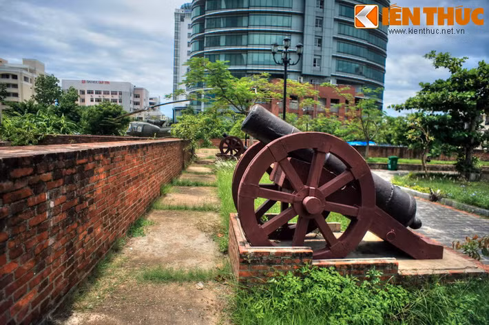 Nhưng ngay từ đầu, thực dân phương Tây đã bị quân và dân Đà Nẵng kháng cự một cách mãnh liệt. Thành Điện Hải đã trở thành một chốt chặn quan trọng, góp phần đánh lui những cuộc tấn công của kẻ thù.