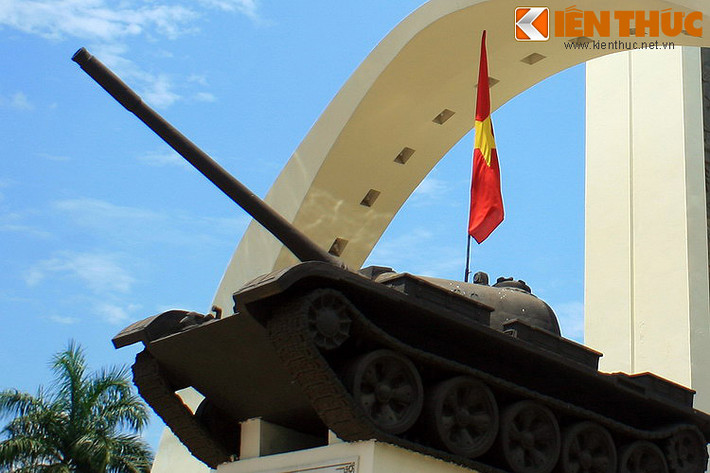 Sau khi tham khảo ý kiến các nhà nghiên cứu và các tướng lĩnh đã tham gia trận Buôn Ma Thuột, đến năm 1997 tỉnh Đắk Lắk xây dựng lại tượng đài và thay xe tăng cũ bằng xe tăng T-54 - chủ công trong trận đánh năm xưa. Do không xin được xe tăng thật nên người ta đắp nó bằng bê tông.