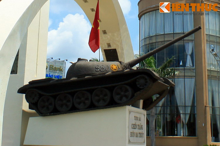 Hai bên tháp pháo của xe đắp nổi số 980. Phía sau ba chữ số này là có một câu chuyện mà không phải ai cũng biết, nhất là đối với những du khách phương xa.