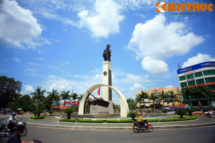 Xe tăng T-54 số hiệu 980 là chiếc xe đã dẫn đầu đội hình thọc sâu của trận đánh. Chính nó đã bắn sập cổng Bộ Tư lệnh Sư đoàn 23 của quân đội Sài Gòn, sau đó dẫn dắt đội hình xung phong đánh chiếm căn cứ quan trọng này.