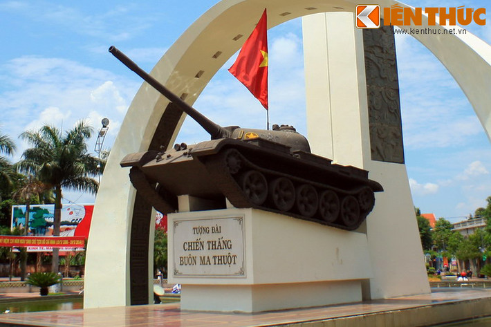 Tiếp đó, xe 980 lại dẫn đầu đội hình tiến về Ngã Sáu Buôn Ma Thuột. Cửa ngõ của đô thị trọng yếu khu vực Tây Nguyên đã mở toang... Và hình ành hào hùng đó sẽ được lưu giữ vĩnh viễn qua hình tượng chiếc xe tăng số 980 ở tượng đài Chiến thắng Buôn Ma Thuột.