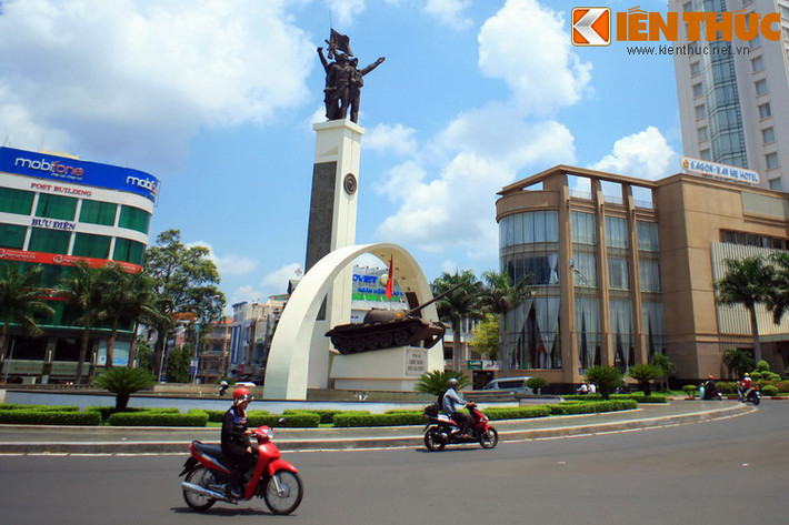 Tuy nhiên, sau đó có nhiều ý kiến phản hồi khác nhau về tượng đài, đáng chú ý là chiếc xe tăng được đặt ở đây. Theo đó, xe tăng T34-85 là loại xe cũ và không hề tham gia trận đánh Buôn Ma Thuột, việc đặt nó ở Ngã Sáu là không phù hợp.