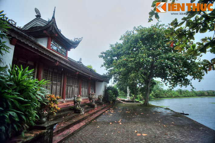 Nằm ở làng Hào Xá, xã Thanh Xá, huyện Thanh Hà, tỉnh Hải Dương, chùa Bạch Hào hay Chùa Hào, Hào Xá có lịch sử hình thành từ thời nhà Lý. Đây là ngôi chùa có phong cảnh hữu tình, mang nhiều nét kiến trúc điển hình của một ngôi chùa cổ vùng đồng bằng châu thổ sông Hồng.