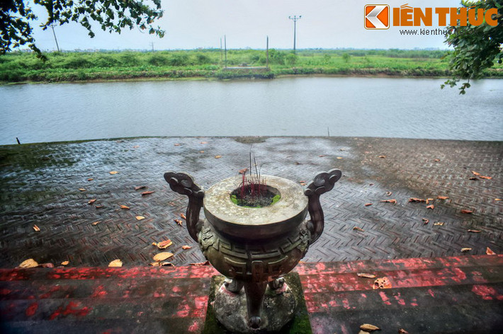 Văn bia ghi rằng ba vị Nguyễn Danh Nguyên, Nguyễn Danh Quang và Lý Đình Khuê là đầu thai của Phật đồng, sau theo hầu vua và đi tu. Sau khi hóa, ba vị được phong thành hoàng vì những chiến công lập được trong khi sống và cả sự hiển linh sau khi mất.