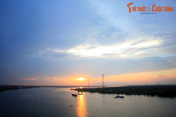 Chảy qua các tỉnh An Giang, Đồng Tháp, Tiền Giang, Vĩnh Long, Trà Vinh và Bến Tre, rồi đổ ra biển Đông, sông Tiền là một trong hai nhánh sông chính đã bồi đắp nên vùng đồng bằng Sông Cửu Long trù phú của mảnh đất hình chữ S.