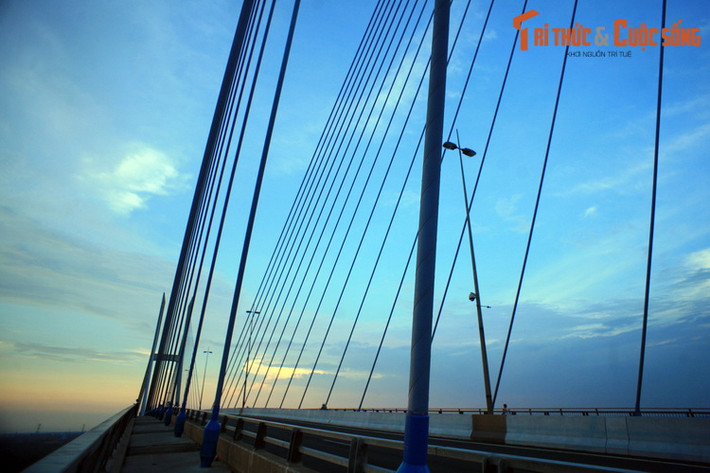 Cùng sự phát triển kinh tế - xã hội của khu vực, điện mạo của sống Tiền cũng có những sự đổi thay theo thời gian. Các đô thị bên sông ngày càng trở nên sầm uất, và nhiều cây cầu bắc qua sông đã được xây dựng, giúp việc đi lại của người dân thuận tiện hơn.