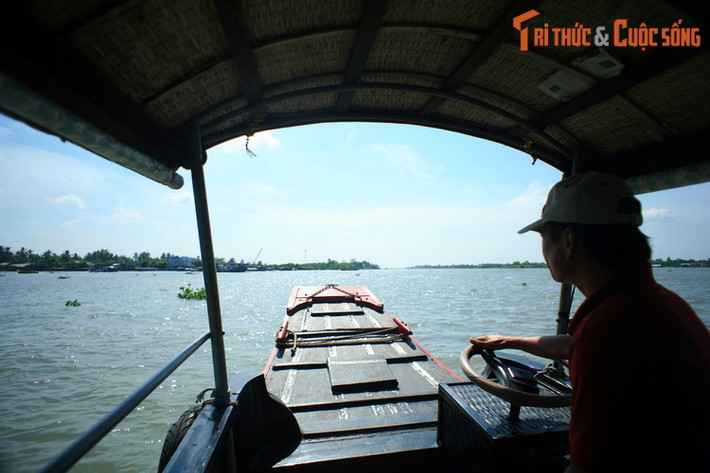 Bên cạnh những khung cảnh thơ mộng và vai trò thiết yếu với cuộc sống của cư dân địa phương, sông Tiền còn là nơi ghi dấu chiến công hiển hách trong sự nghiệp bảo vệ tổ quốc của dân tộc Việt Nam.