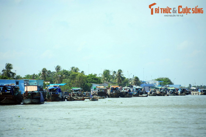 Đời sống gắn với sông nước ở nơi đây đã tạo nên một bản sắc văn hóa độc đáo, được thể hiện cô đọng qua chợ nổi Cài Bè, một trong các khu chợ nổi có quy mô lớn nhất miền Tây Nam Bộ. Chợ họp ở đoạn sông nơi giáp gianh giữa ba tỉnh Tiền Giang, Vĩnh Long và Bến Tre.