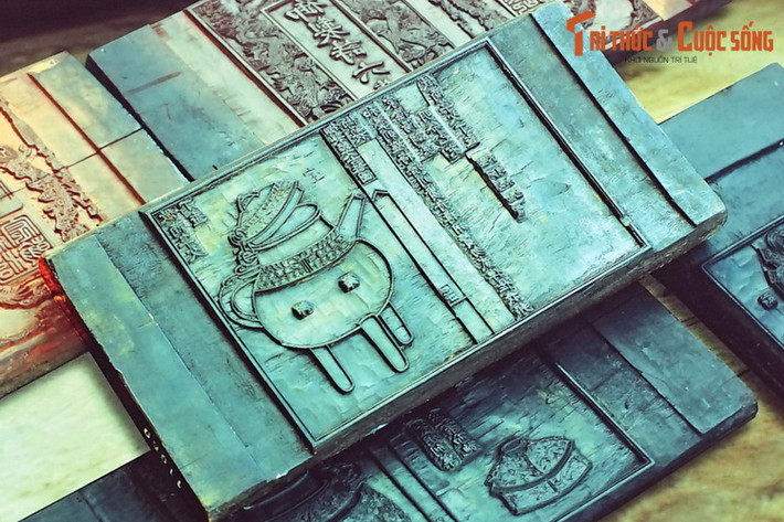 Các mộc bản này thể hiện hình ảnh các loại vật dụng, hoa lá, linh vật, mô-típ trang trí kiến trúc..., được dùng làm hình ảnh minh họa cho các tài liệu của triều đình.