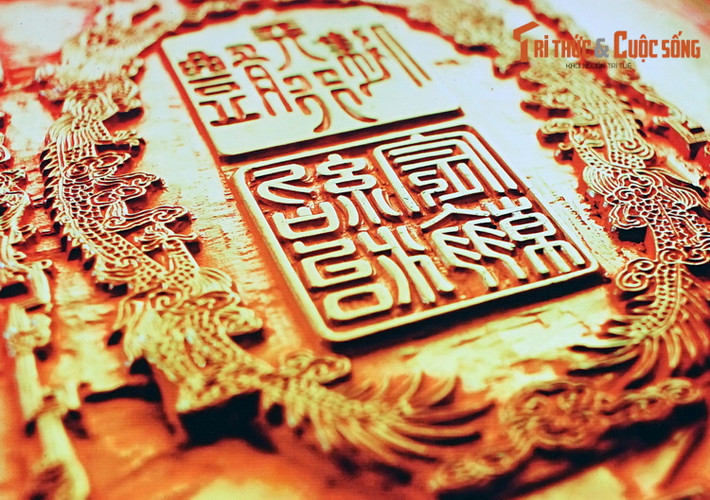 Đó là các bản khắc tác phẩm hội họa, họa tiết, hoa văn... được tạo tác rất kỳ công, sinh động, mang đậm chất mỹ thuật cung đình nhà Nguyễn. (Hình chụp lại từ tư liệu của Trung tâm lưu trữ Quốc gia IV).